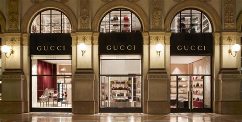 visualizza negozio gucci galleria a milano